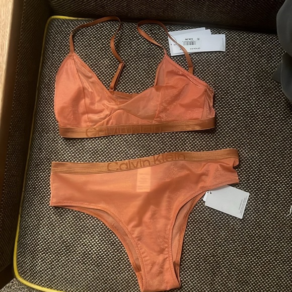 brand new, medium size Calvin Klein bra/underwear set - Picture 6 of 8